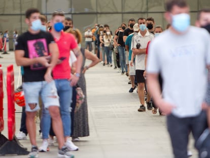 Decenas de ciudadanos hacen cola para vacunarse contra la covid en Galicia el martes pasado en el centro de vacunación del Instituto Ferial de Vigo.