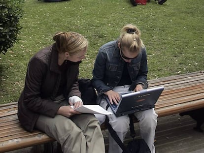 Dos estudiantes de Filolog&iacute;a Alemana, en los jardines de la Universidad de Barcelona.