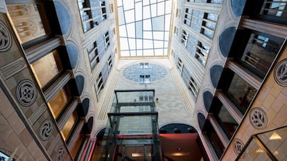 El Hotel Catalonia Catedral cuenta con un patio interior decorado con un impresionante mural que representa una iglesia gótica con vidrieras y un rosetón.