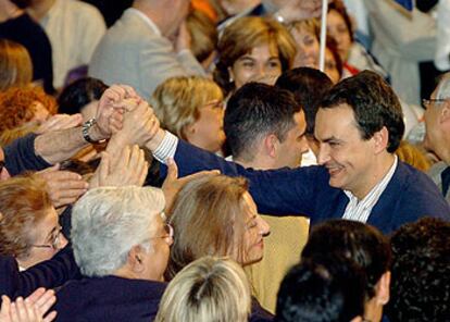 El presidente del Gobierno, José Luis Rodríguez Zapatero, saluda a los asistentes al mitin de Vigo.