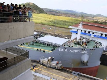 Um navio no canal de Panamá.