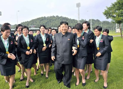 Kim Jong-un camina con las integrantes del equipo femenino de fútbol nacional, que ganó el campeonato de la Federación de Fútbol de Asia del Este en Seúl (Corea del Sur). Fotografía sin fecha publicada por la Agencia Central Coreana de Noticias de Corea del Norte (KCNA) el 1 de agosto de 2013.