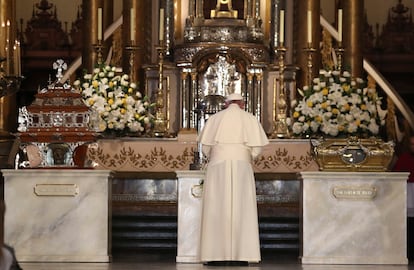 El Papa Francisco ora ante las reliquias de santos peruanos en la Catedral de Lima, Perú, el domingo 21 de enero de 2018.