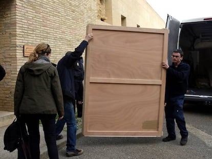 &#039;La inmaculada&#039;, en la caja en la que ha sido trasladada al monasterio de Sijena. 