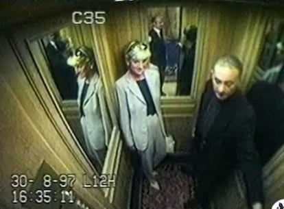 No fueron los fotógrafos que la perseguían quienes lograron la última imagen de Diana. Fue una cámara de un ascensor, el del hotel Ritz de París, donde estaba junto a su entonces pareja, Dodi Al-Fayed, en agosto de 1997. En la ciudad francesa murió Diana junto a su acompañante y su chófer. La princesa apenas tenía 36 años.