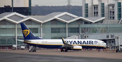 Un avión de Ryanair, en el aeropuerto de Birmingham (Reino Unido), en enero.