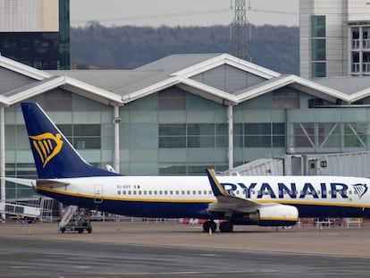 Un avión de Ryanair, en el aeropuerto de Birmingham (Reino Unido), en enero. 