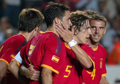 Puyol, Marchena y Xabi Alonso felicitan a Raúl tras uno de sus goles.