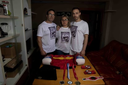 Los padres y el hermano de Gabriel Kraus, boxeador de 20 años asesinado en Madrid.