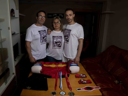 Los padres y el hermano de Gabriel Kraus, boxeador de 20 años asesinado en Madrid, a los pocos días del crimen.