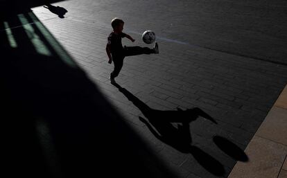Un niño juega al fútbol en las afueras del Royal Festival Hall de Londres, donde se celebra la entrega de los premios.