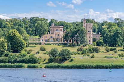 Vista del palacio Babelsberg, en la ciudad de Potsdam, rodeado por un parque diseñado por el arquitecto Peter Joseph Lenne.