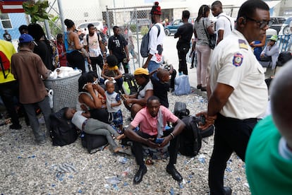 Haitianos esperan para abordar un vuelo charter a Managua, desde el aeropuerto internacional de Puerto Príncipe, en octubre de 2023.