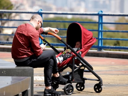Un hombre cuida a su bebé en Nápoles.