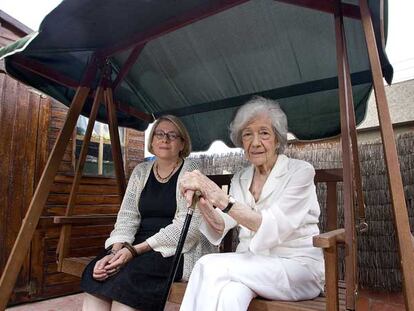 Las escritoras Juana Salabert (izquierda) y Ana María Matute, en Barcelona.