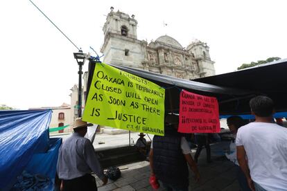 Una pancarta dirigida a los turistas reza: "Oaxaca está temporalmente cerrada, abrirá tan pronto como haya justicia".