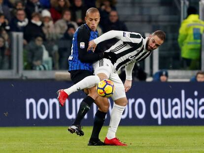 Higuaín protege la pelota ante Miranda.