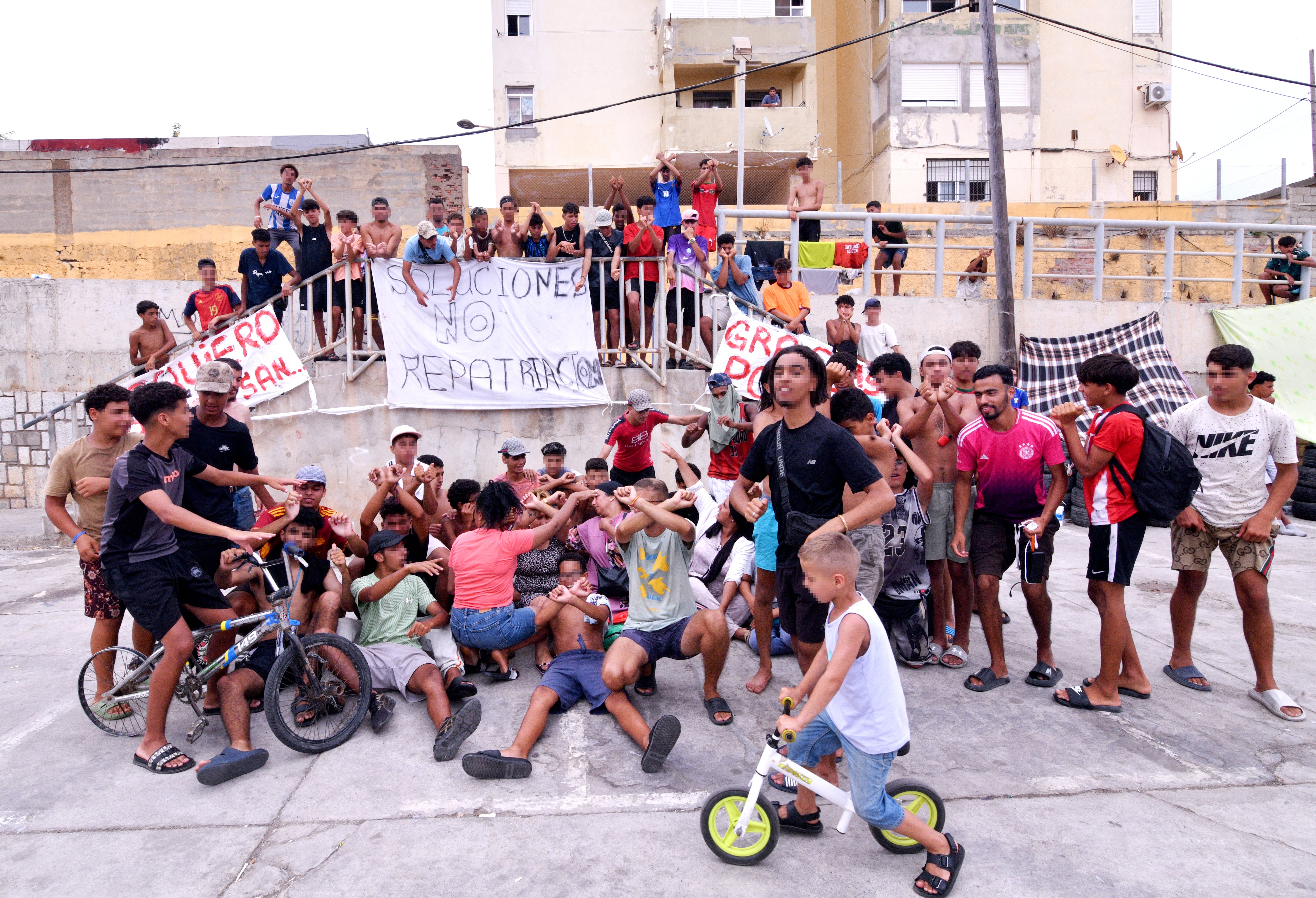 Varios chicos en el polígono del Tarajal de Ceuta.