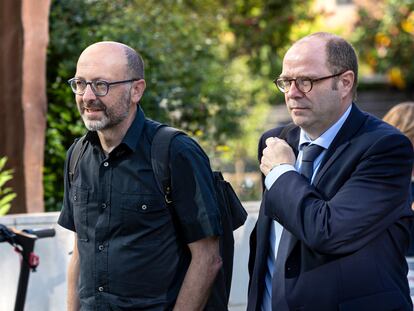 Francis Puig, hermano del presidente de la Generalitat Valenciana, a la izquierda, acude este lunes con su abogado, Javier Falomir, a declarar por presuntas irregularidades en ayudas concedidas a sus empresas.