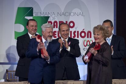 El actor y Silvia Pinal, después de recibir un reconocimiento del presidente Felipe Calderón durante la comida anual de la la Cámara Nacional de la Industria de Radio y Televisión, en el año 2011, en Ciudad de México.
