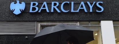 Un viadante camina delante de una oficina de Barclays en Londres