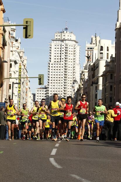 Los corredores suben la Gran Vía, desde la Plaza de España.