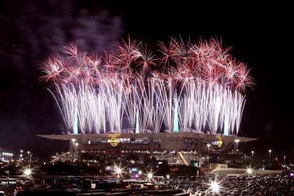 Fogos de artificio iluminam o Hard Rock Stadium em Miami durante o intervalo do Super Bowl LIV.