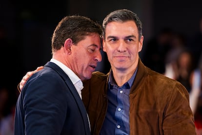 El líder del PSOE, Pedro Sánchez, y el candidato del partido a la Xunta, José Ramón Gómez Besteiro, el pasado 16 de febrero en un mitin en Santiago de Compostela. 