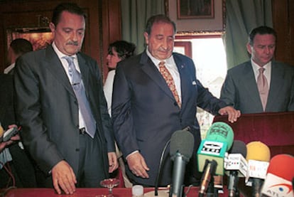 Jesús Gil (en el centro), el día que dejó la alcaldía, en abril de 2002, con Julián Muñoz (izquierda).