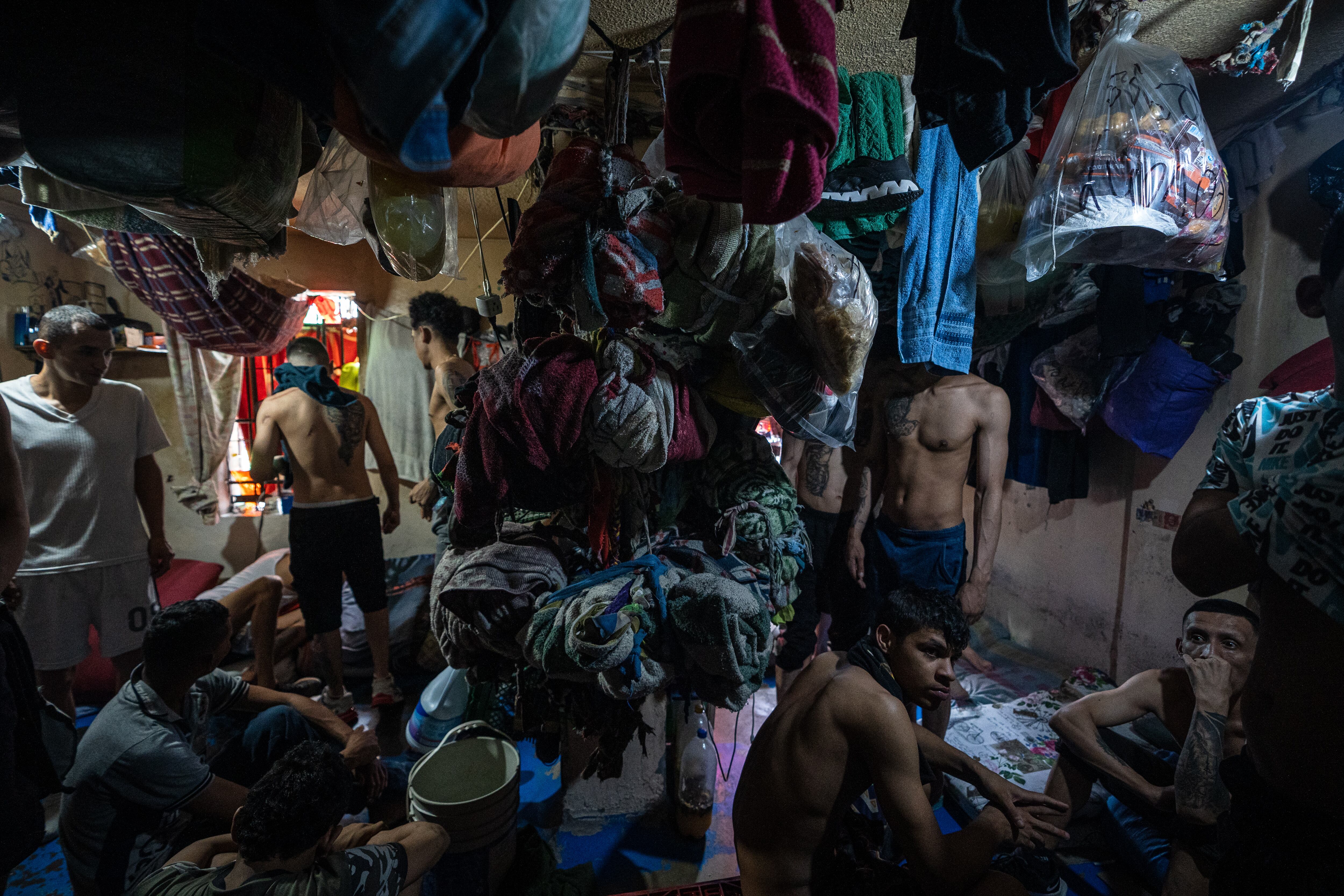 Personas privadas de la libertad, hacinadas en una celda de la estación de Policía de Engativá, en marzo de 2023.