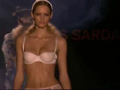 Andrés Sardá presenta a una mujer seductora en Cibeles