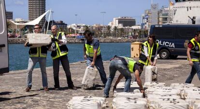 Especialistas del Grupo Especial de Operaciones (GEO) de la Policía Nacional, abordaron un barco con dos toneladas de cocaína a 700 millas al suroeste de Cabo Verde en dirección a Europa. La droga fue descargada en el Arsenal Militar de Las Palmas de Gran Canaria (en la foto).