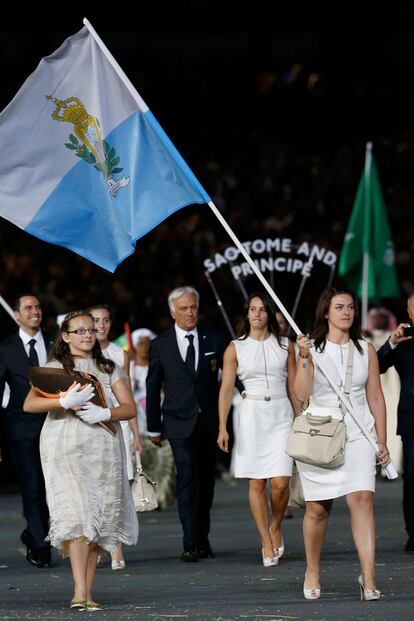 Uno de los uniformes ms bonitos del desfile fue el de San Marino: clsico, elegante y con un toque ingls en honor a los anfitriones. Salvatore Ferragamo ha sido el creador de este dise?o.