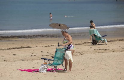 Montar el campamento en una playa gaditana es hoy así de fácil. Hasta que lleguen todos los actores madrileños, claro.