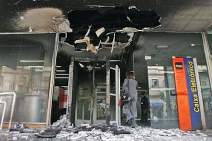 Una sucursal del banco Itaú de São Paulo, incendiada en la nueva oleada de ataques.