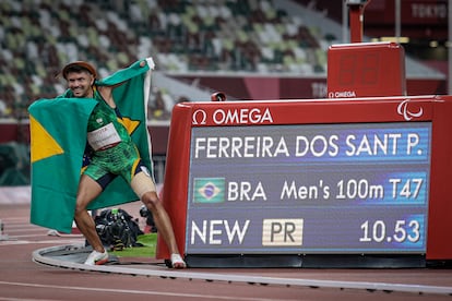 Petrúcio posa ao lado do novo recorde paralímpico.