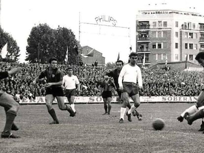 Un remate de Re en el Levante-Barcelona de 1964.