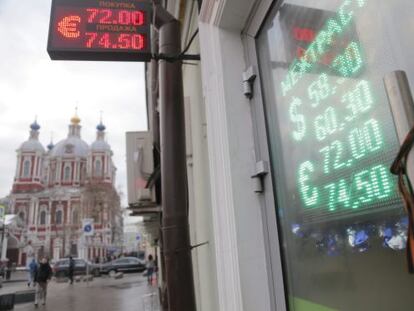 Panel electrónico con la cotización rublo-dólar y rublo-euro en Moscú.