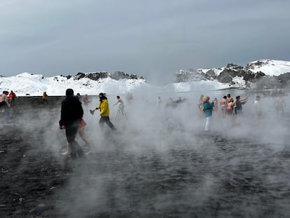 Un grupo de turistas en las aguas de Whalers Bay, en Deception Island, el 29 de enero.