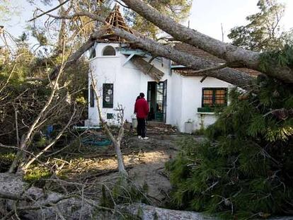 Estado en el que ha quedado una casa de La Floresta sobre la que el viento derribó dos grandes pinos.