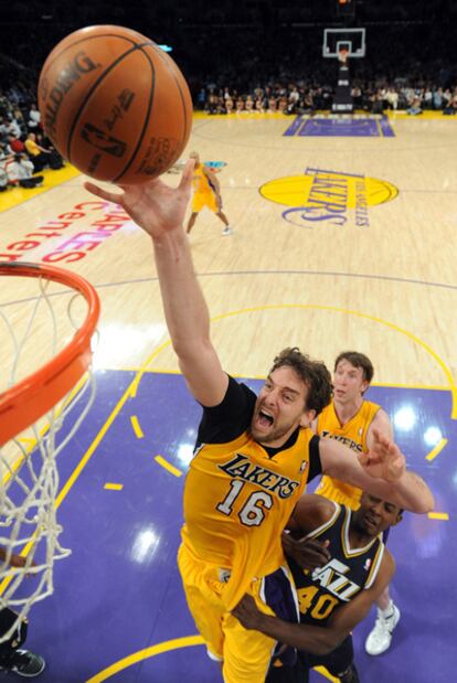 Pau Gasol entra a canasta presionado por Evans.