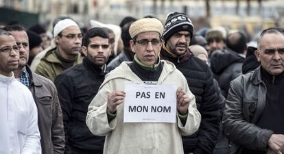 Un hombre musulmán muestra un cartel que reza 'No en mi nombre', este viernes cerca de la mezquita de Saint-Etienne.