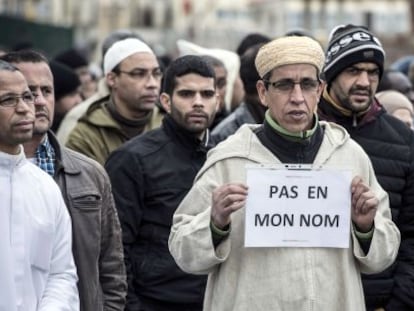 Un hombre musulm&aacute;n muestra un cartel que reza &#039;No en mi nombre&#039;, este viernes cerca de la mezquita de Saint-Etienne.