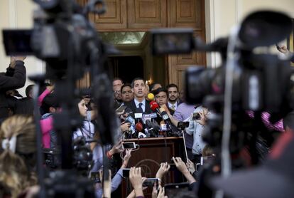 Guaidó ha llamado a grandes movilizaciones este miércoles en Caracas, mientras aumenta la presión internacional contra el Gobierno de Maduro. En la imagen, el líder opositor en declaraciones a los medios a la salida de la Asamblea Nacional en Caracas, el martes 29 de enero, tras la petición del fiscal general de Venezuela al Tribunal Supremo del país  de prohibir a Guaidó abandonar el país y congelar sus cuentas. 