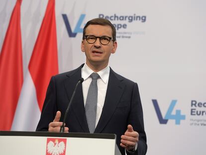 El primer ministro polaco, Mateusz Morawiecki, en rueda de prensa tras la cumbre del Grupo de Visegrado en Budapest, el 12 de octubre.