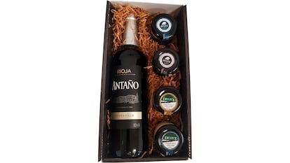 Regalos para hombres sobre fondo blanco.