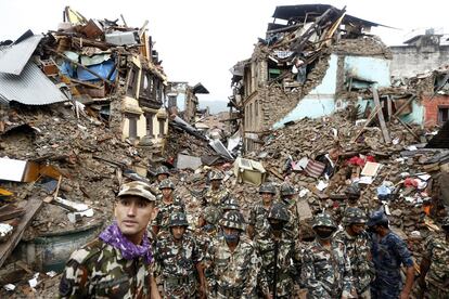 Varios soldados nepalíes participan en una operación de rescate en un edificio derrumbado por el seísmo que ha golpeado el país asiático, en Shaku (Nepal).