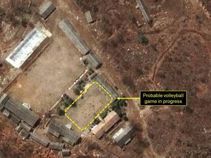 Área administrativa da área de testes nucleares norte-coreana de Punggye-ri. No destaque, a quadra de voleibol, onde há uma partida em disputa.