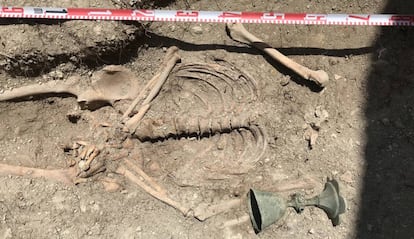El cos amb el calze que s'ha trobat durant l'excavació a Besora.
