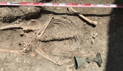 El cáliz hallado junto a un cuerpo durante la excavación en Besora.